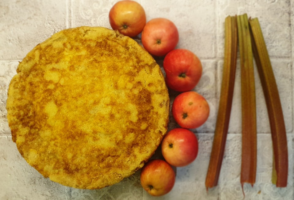 Насыпной пирог с яблоками и ревенем