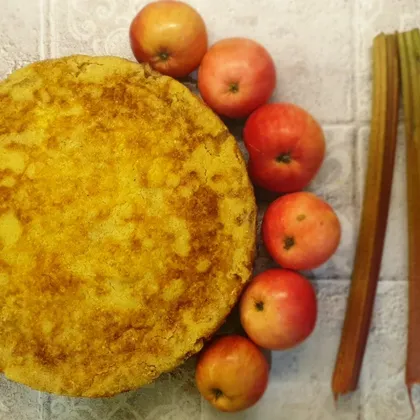 Насыпной пирог с яблоками и ревенем