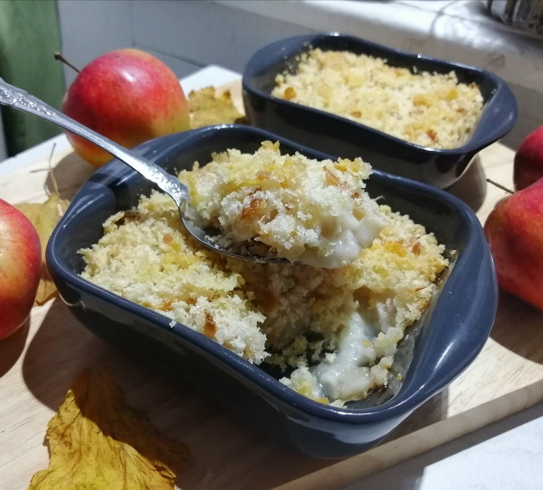 Яблочный пудинг с хрустящей крошкой