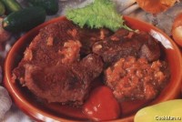 Говядина, тушенная с луком и красным вином