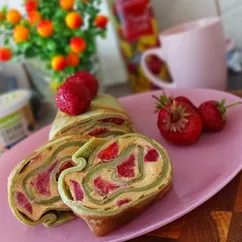 Блинный рулет со сгущенкой, сливочным сыром и клубникой 🍓