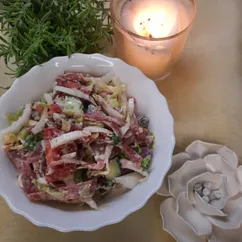 Салат с пекинской капустой, огурцом, помидором и колбасой