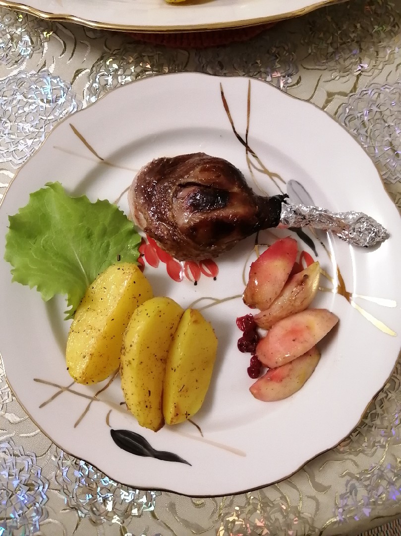 Рождественская утка с яблоками в духовке