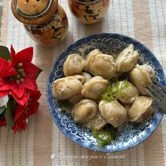 Жареные пельмени на сковороде со сметаной