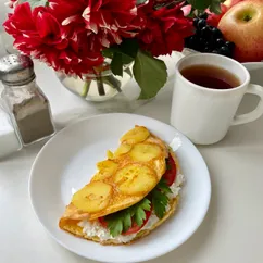Яичный блин с картофелем, творожным сыром и томатом 