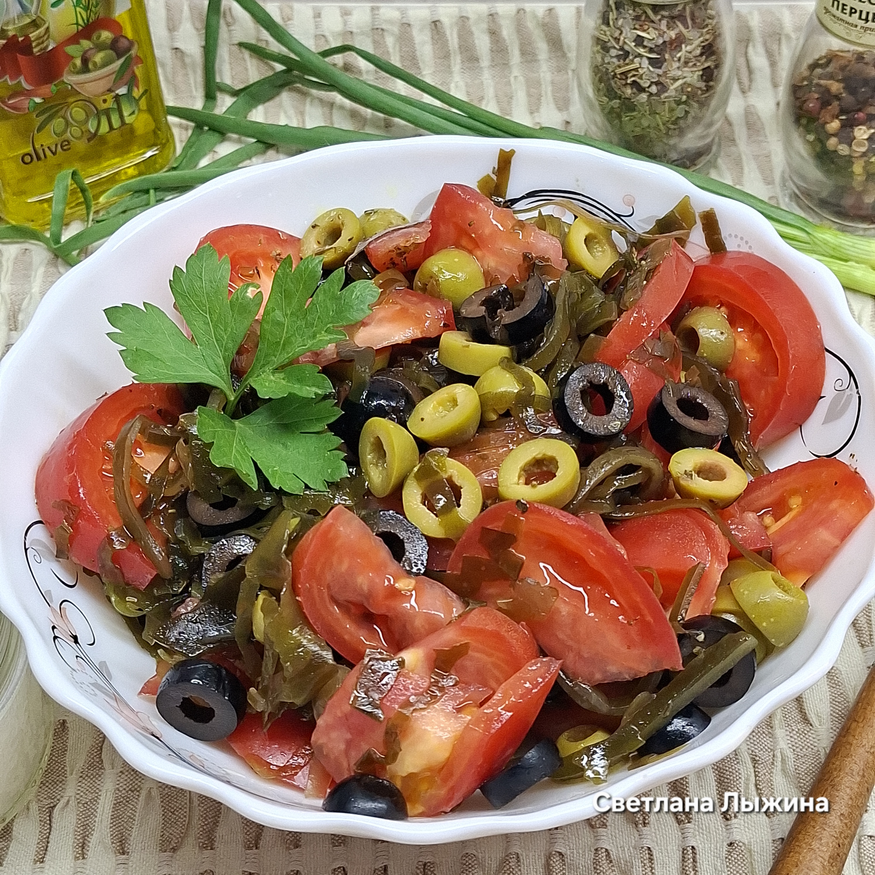Салат из морской капусты, помидоров, оливок и маслин