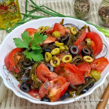 Салат из морской капусты, помидоров, оливок и маслин