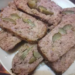 Мясной хлеб с солеными огурцами