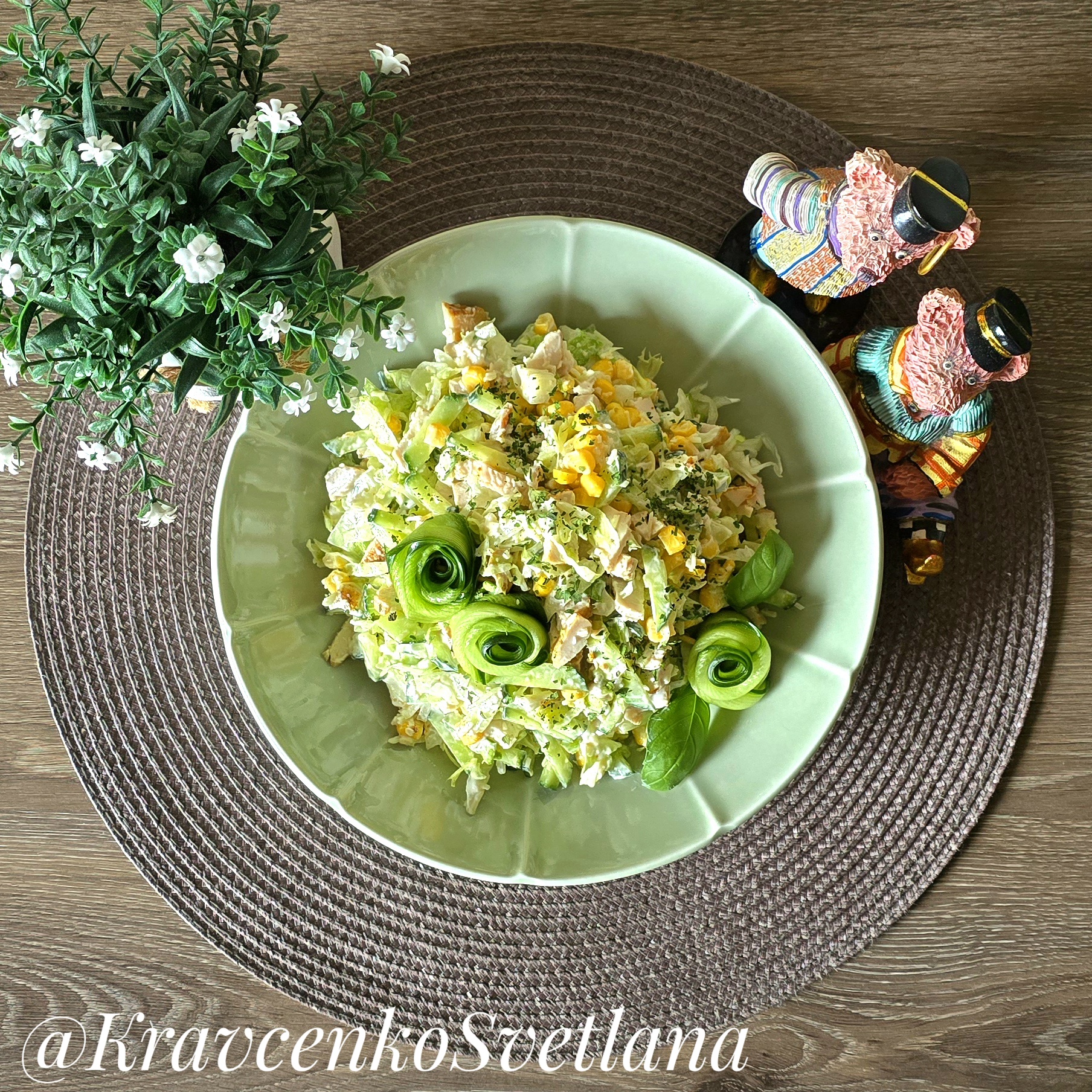 Салат овощной с куриным филе