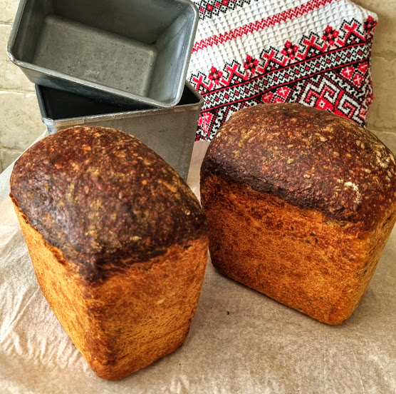 Пшеничный хлеб с семенами льна на ржаной закваске