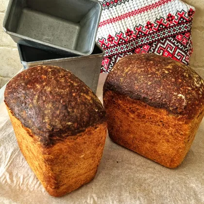 Пшеничный хлеб с семенами льна на ржаной закваске