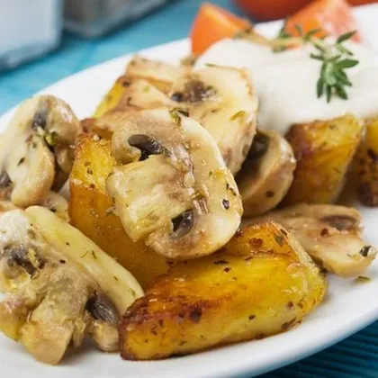 Запеченный в духовке постный картофель с грибами