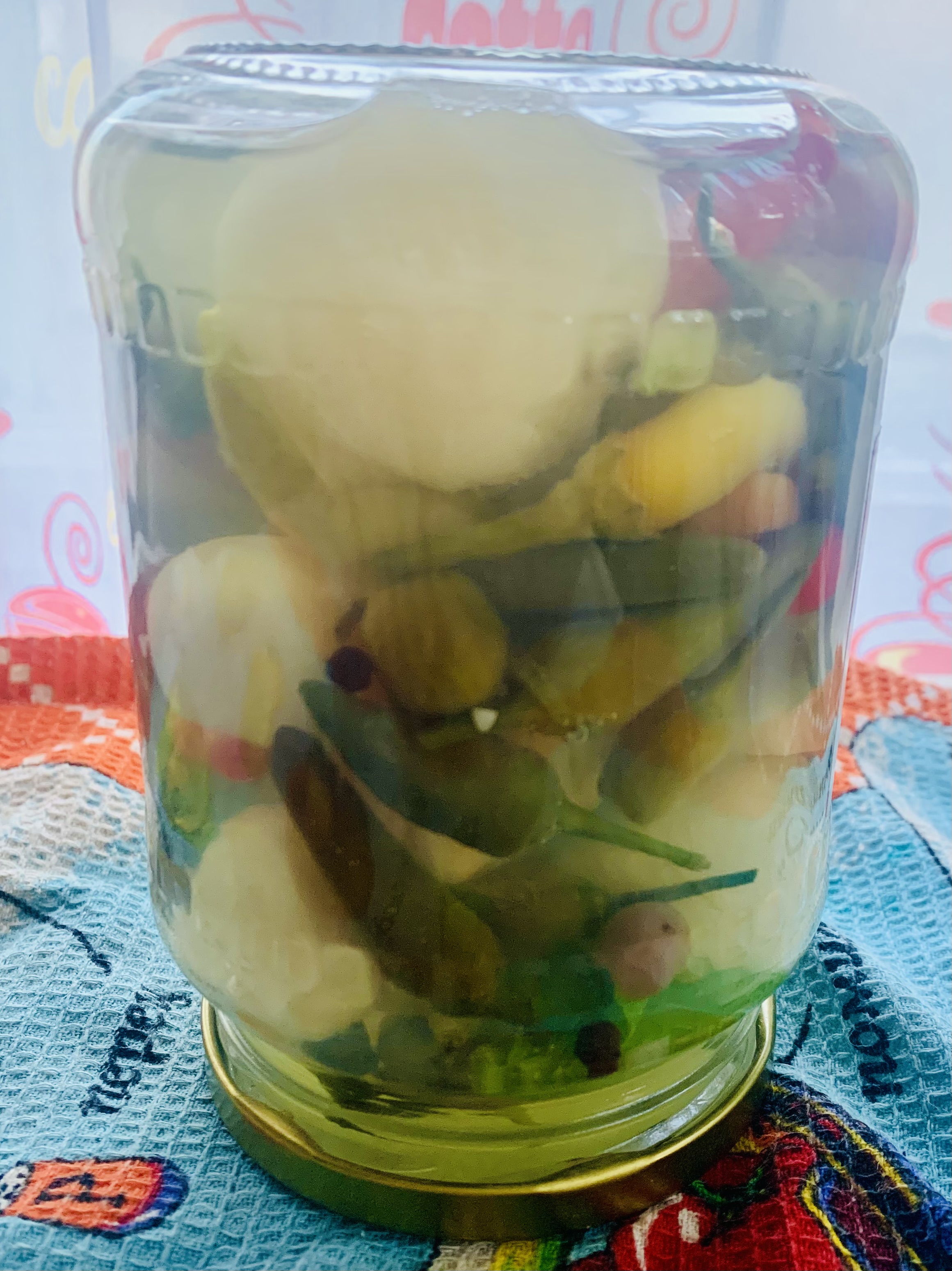 Маринованный острый перец с чесноком 