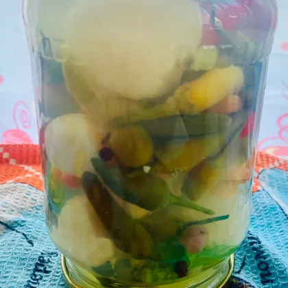 Маринованный острый перец с чесноком 