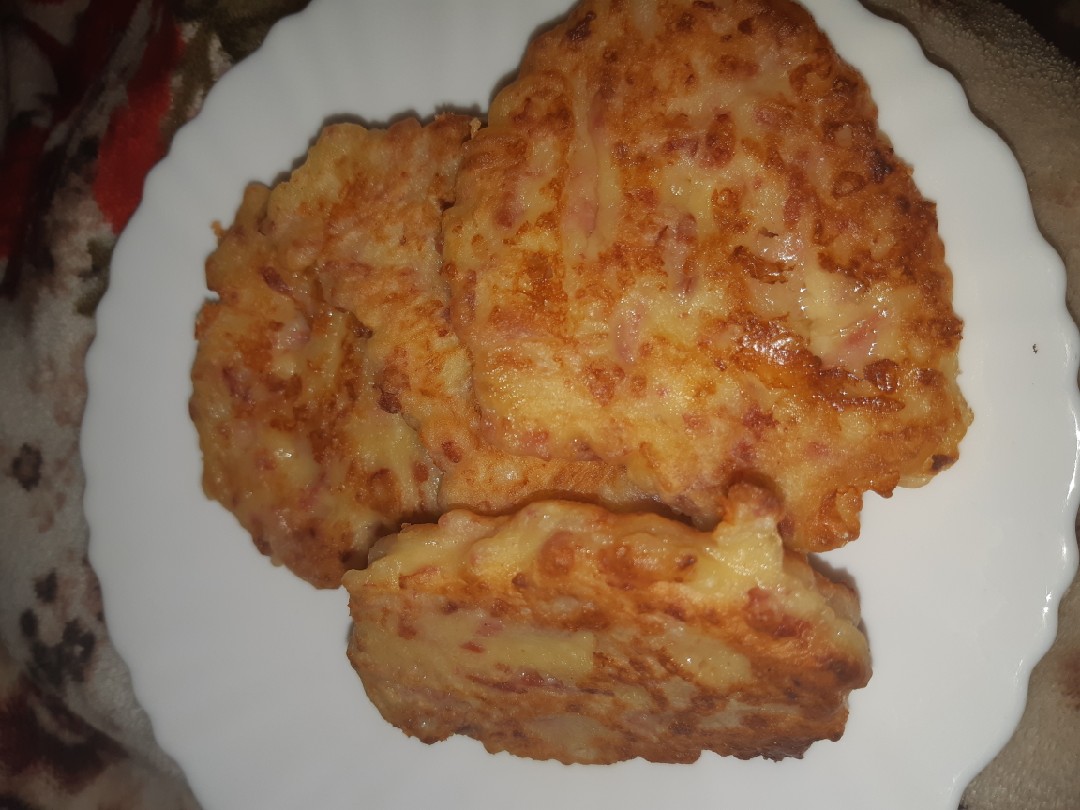 Оладьи с сыром и колбасой