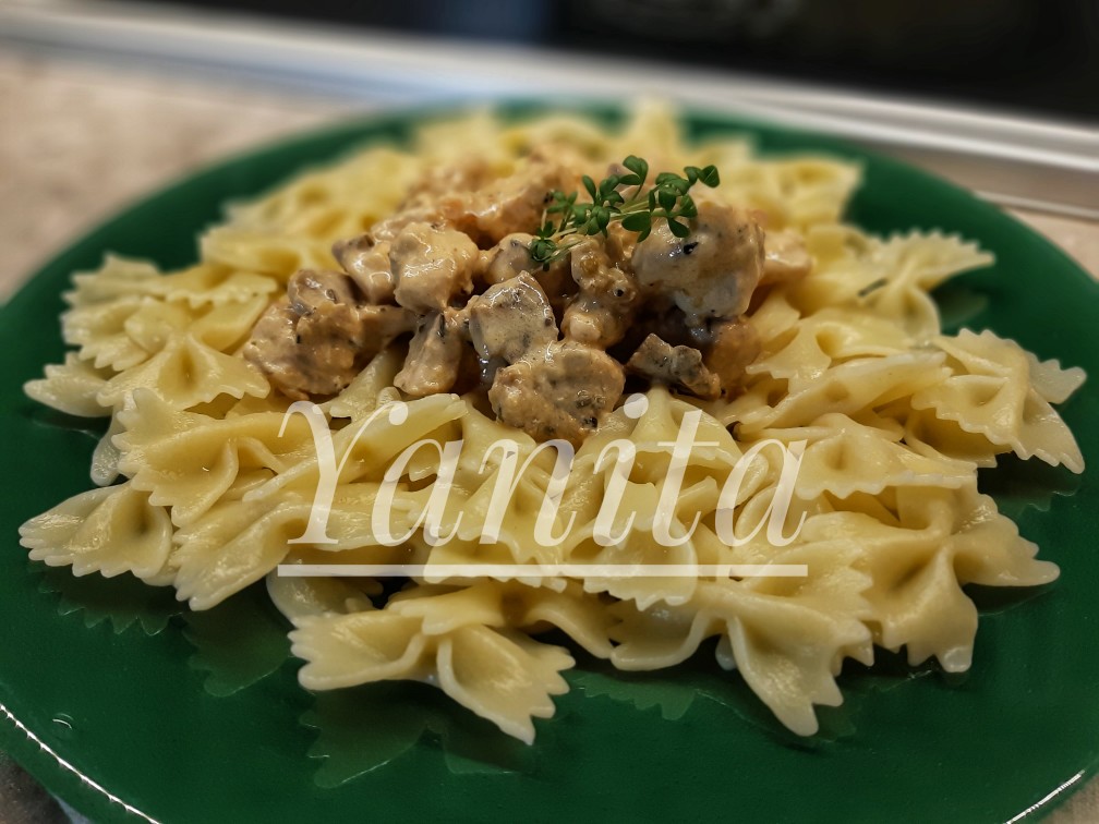 Куриное филе в сливочном соусе с шампиньонами