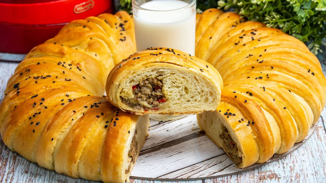 Мясной пирог с луком и болгарским перцем