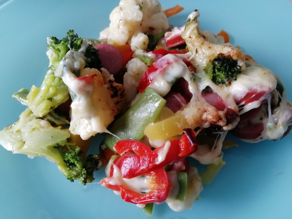 Овощная запеканка с сыром и колбасками