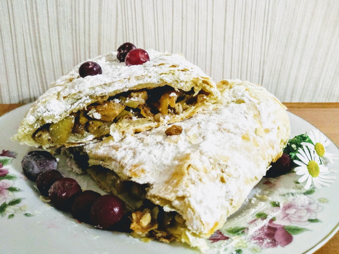 Штрудель с яблоками и кедровыми орешками