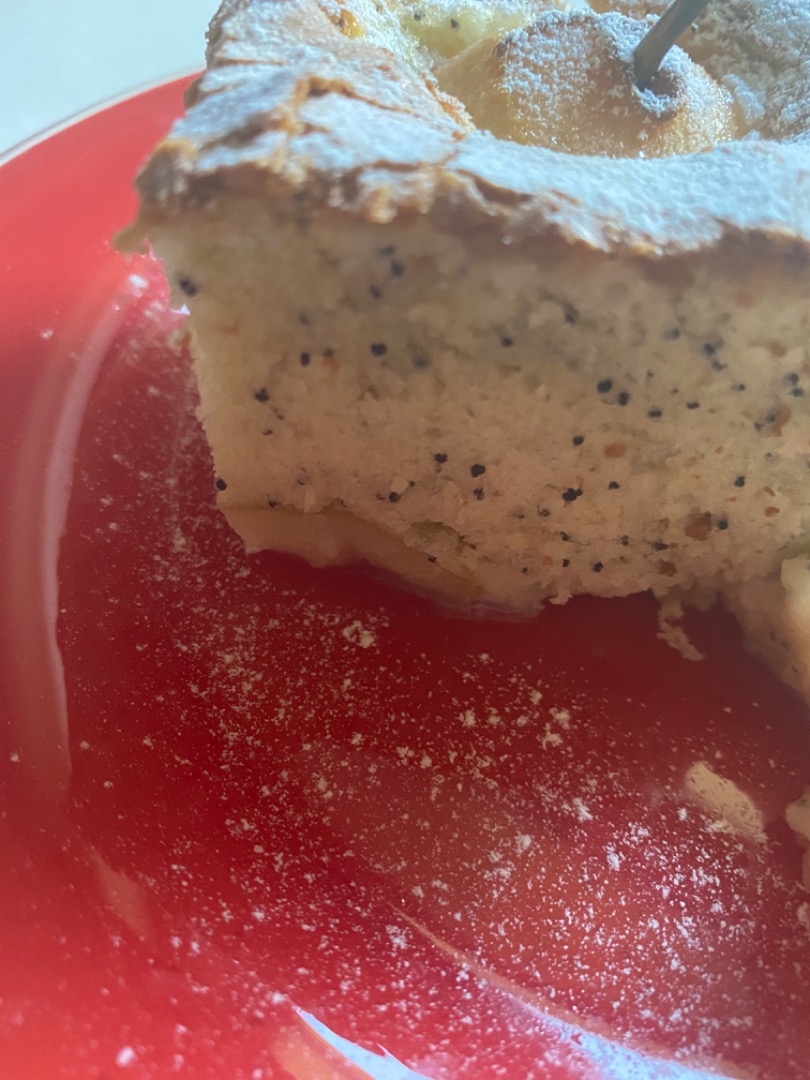 Грушевая шарлотка с маком