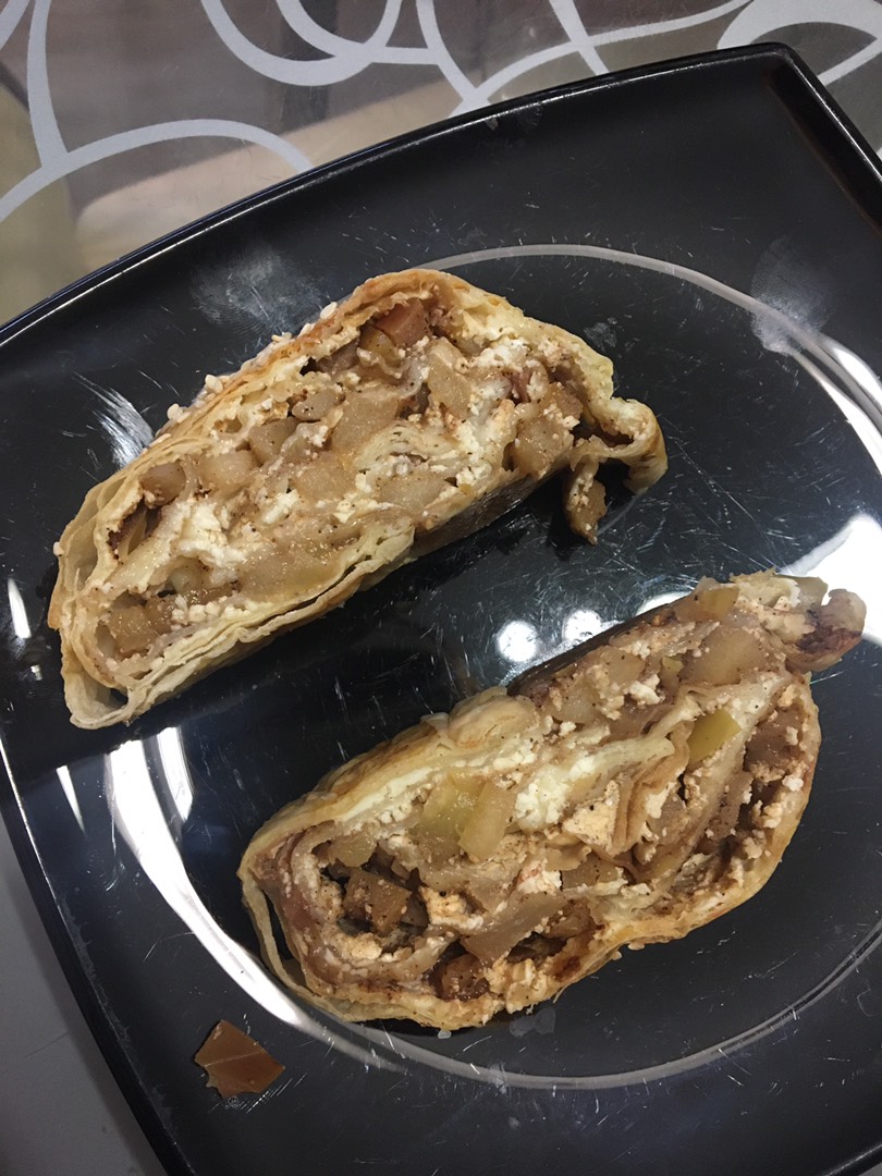 Рулет с яблоком