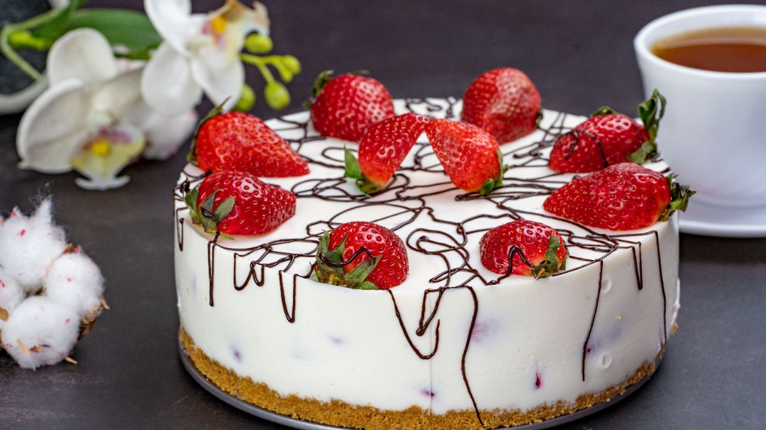 Творожно-клубничный торт без выпечки