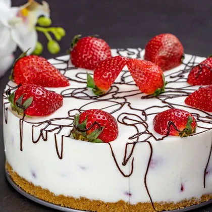 Творожно-клубничный торт без выпечки