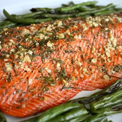 Филе "Новогоднего" лосося с чесноком и зеленью в духовке