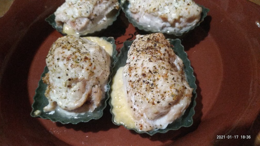 Курочка с черносливом и сыром