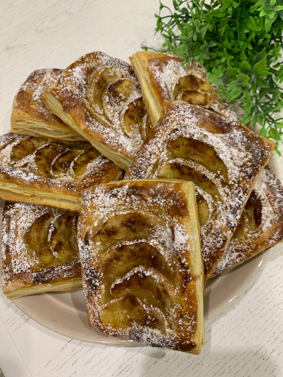 Слойки с яблоками
