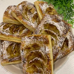 Слойки с яблоками