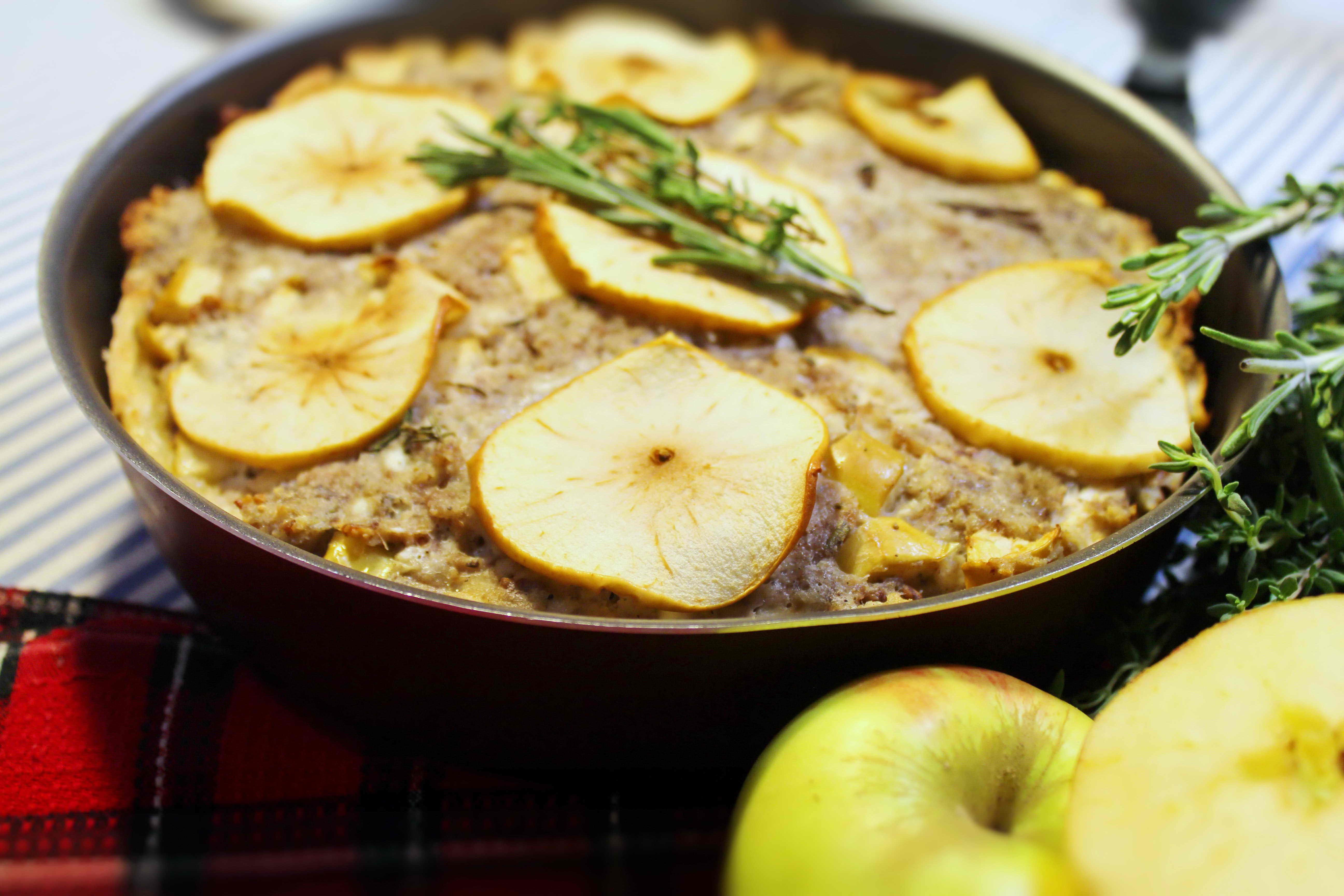 Осенний пирог со свининой, яблоками и травами