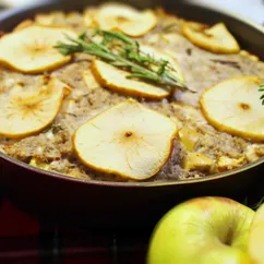 Осенний пирог со свининой, яблоками и травами