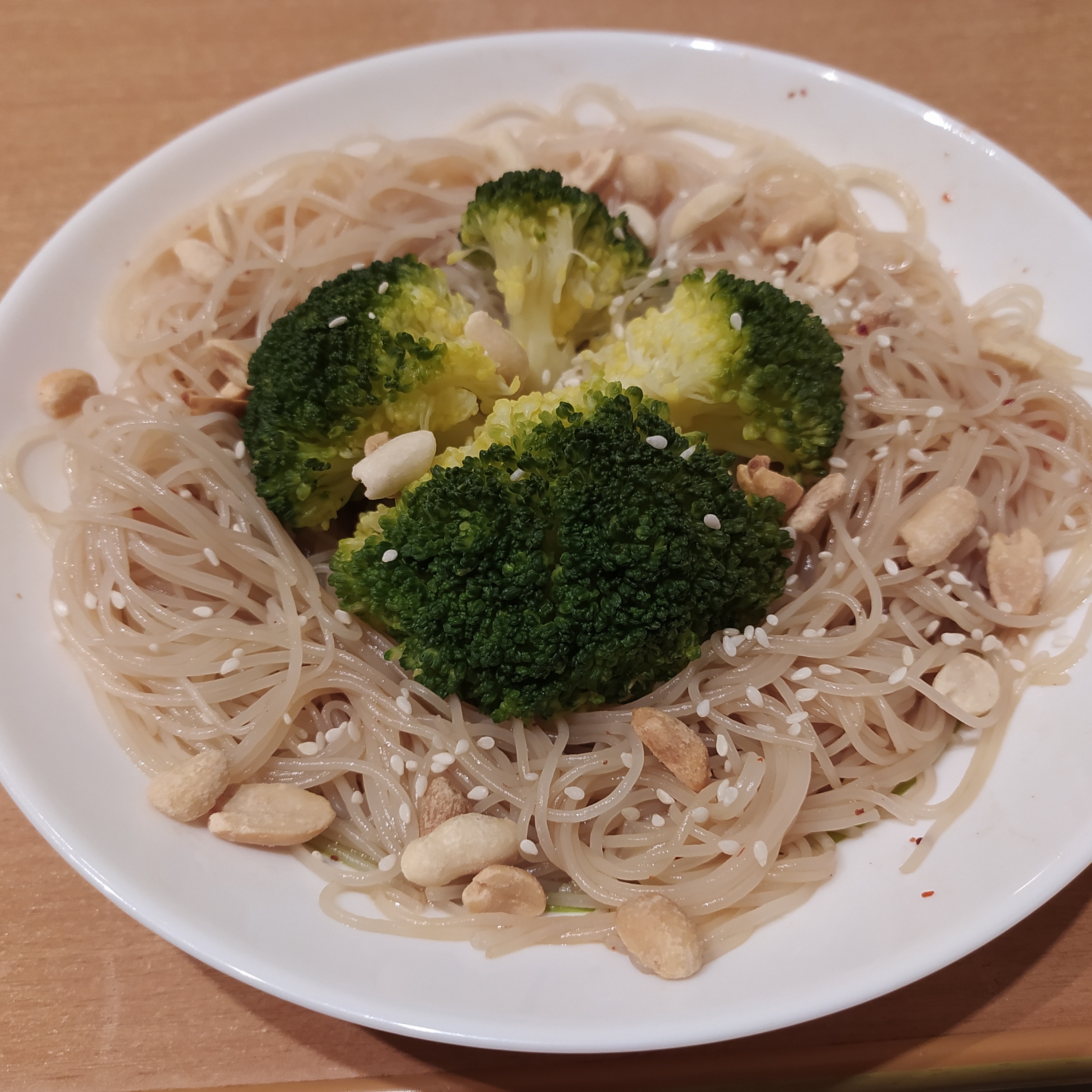 Фунчоза с соевым соусом и брокколи