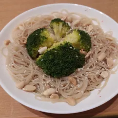 Фунчоза с соевым соусом и брокколи