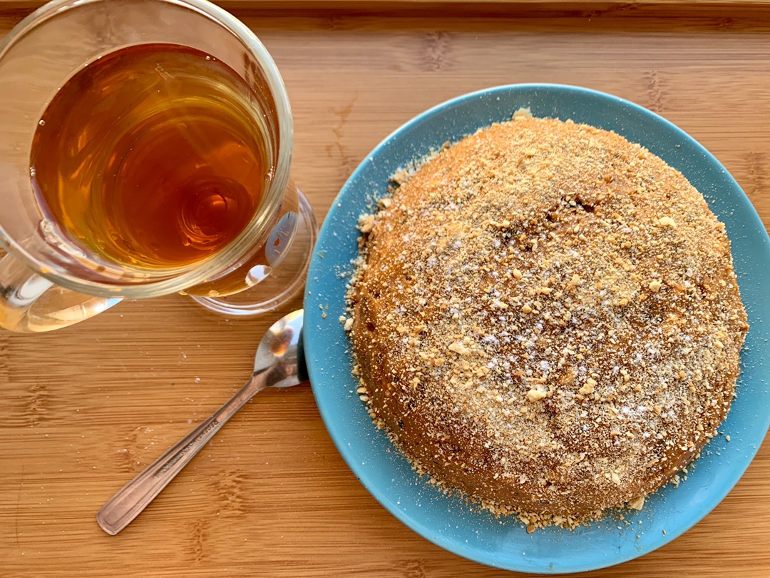 Рецепты печени с медом. Торт Муравейник. Крем для муравейника из меда. Торт Муравейник - на тарелке. Муравейник рецепт с медом.