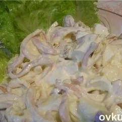 Очень вкусный салат из кальмаров с плавленым сыром