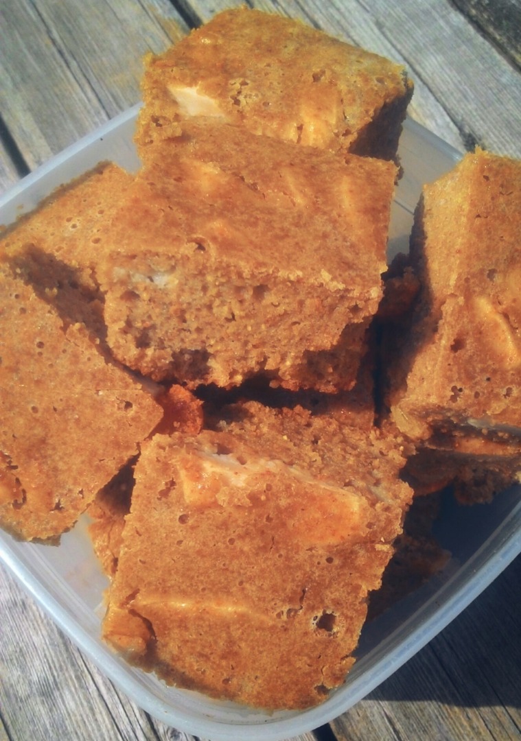 Шарлотка с яблоками и изюмом без глютена