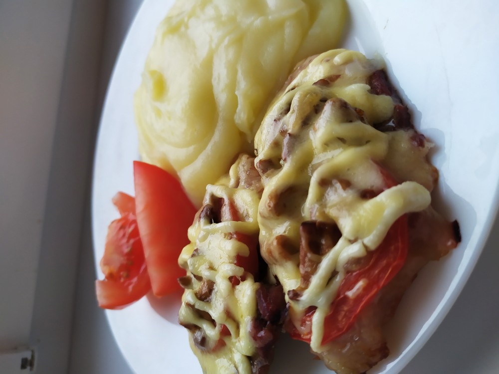 Мясо с помидорами и грибами под сыром в духовке