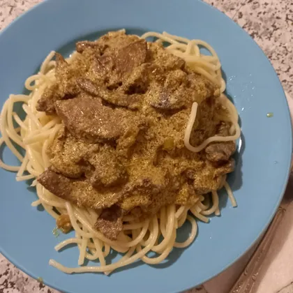 Гусиная печень в сметане со спагетти