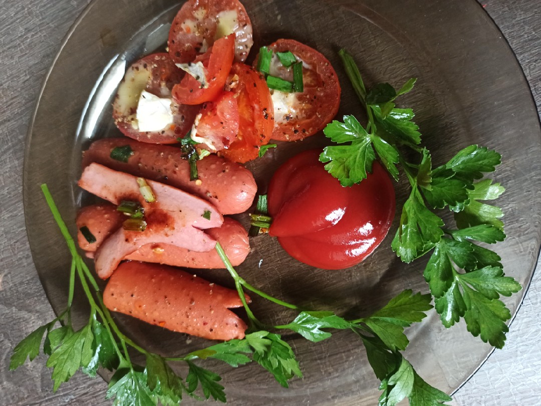 Сосиски с помидорами