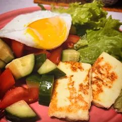 Овощной салат с жареным сыром и яйцом