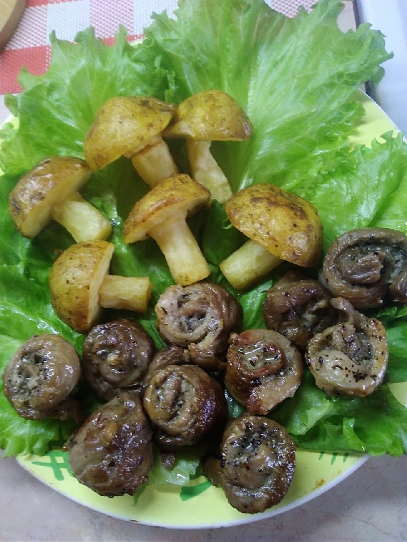 Картофельные грибочки с мясными улитками