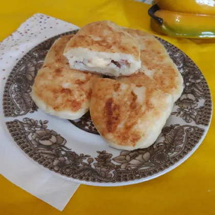 Пирожки из картофельного теста с беконом и сыром
