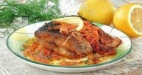 Запеченный карп с морковью и луком