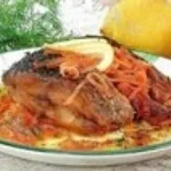 Запеченный карп с морковью и луком