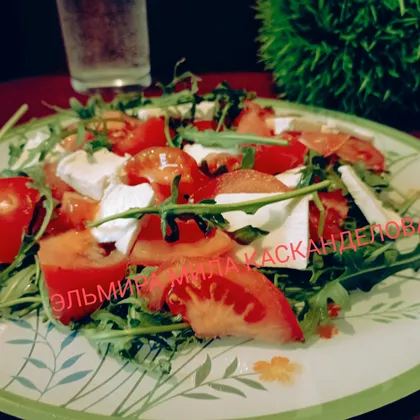 Салат с рукколой, помидорами и сыром