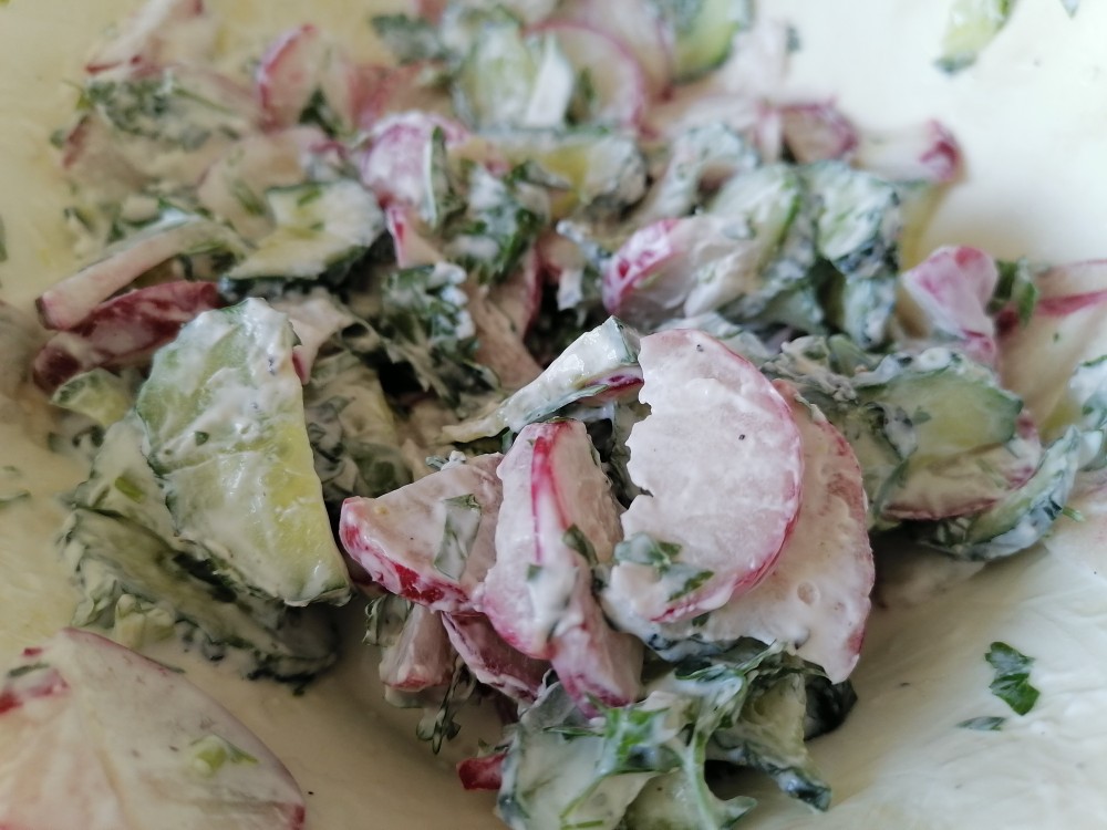 Лёгкий салат с редисом и огурцом