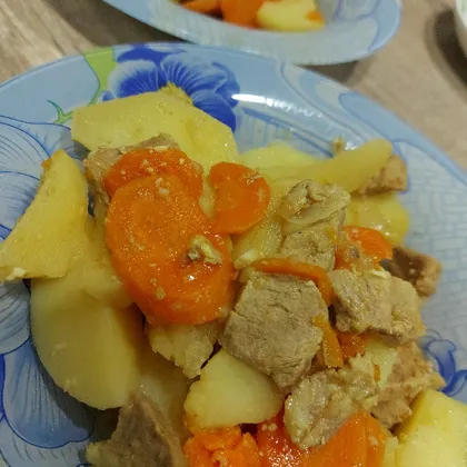 Тушёная свинина в мультиварке с картошкой и морковью