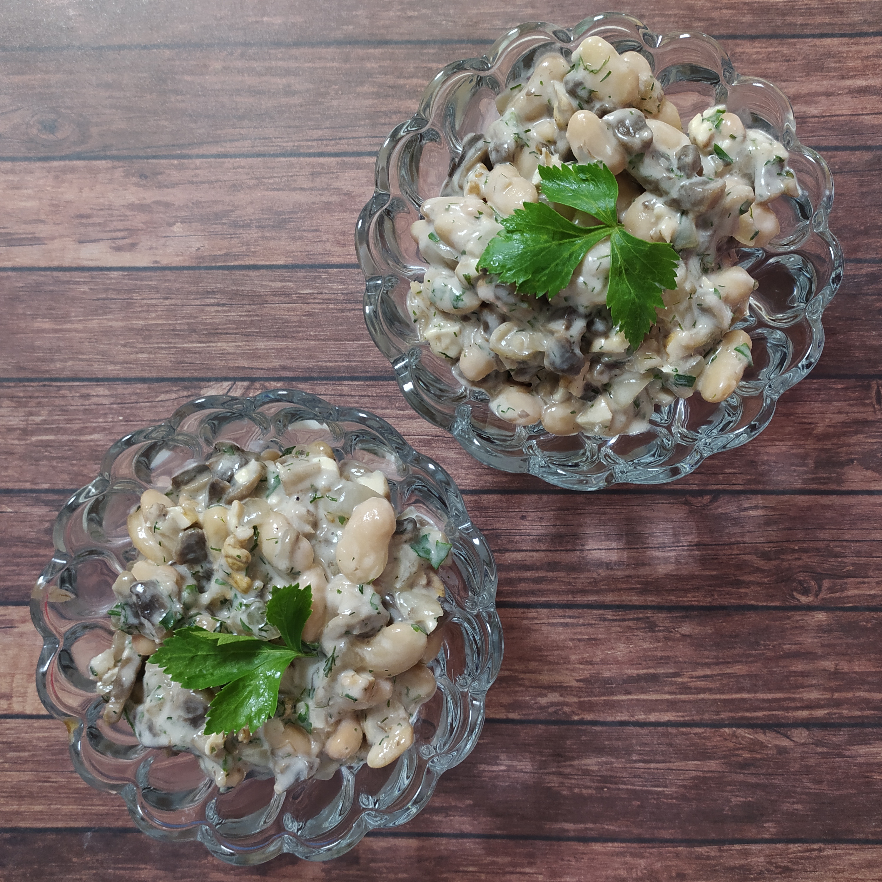 Салат с грибами, фасолью и грецким орехом (веганский)